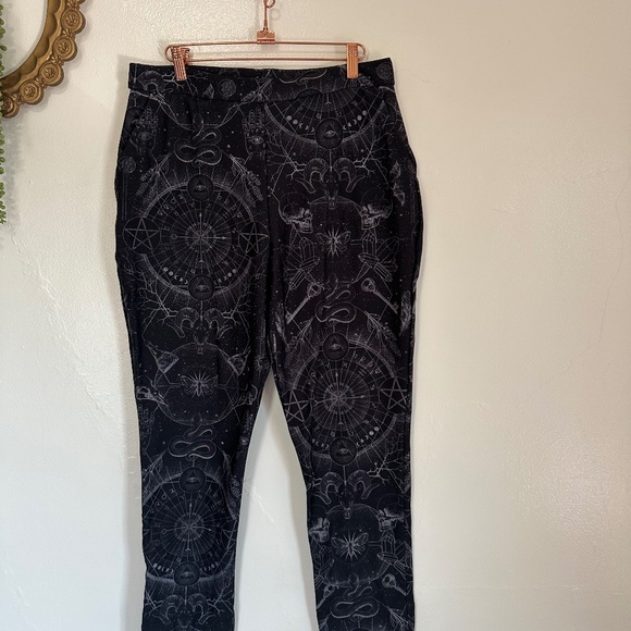 BlackMilk Zodiac Print Fleece Lined Cropped Pants with Pockets, Large - Picture 2 of 8
